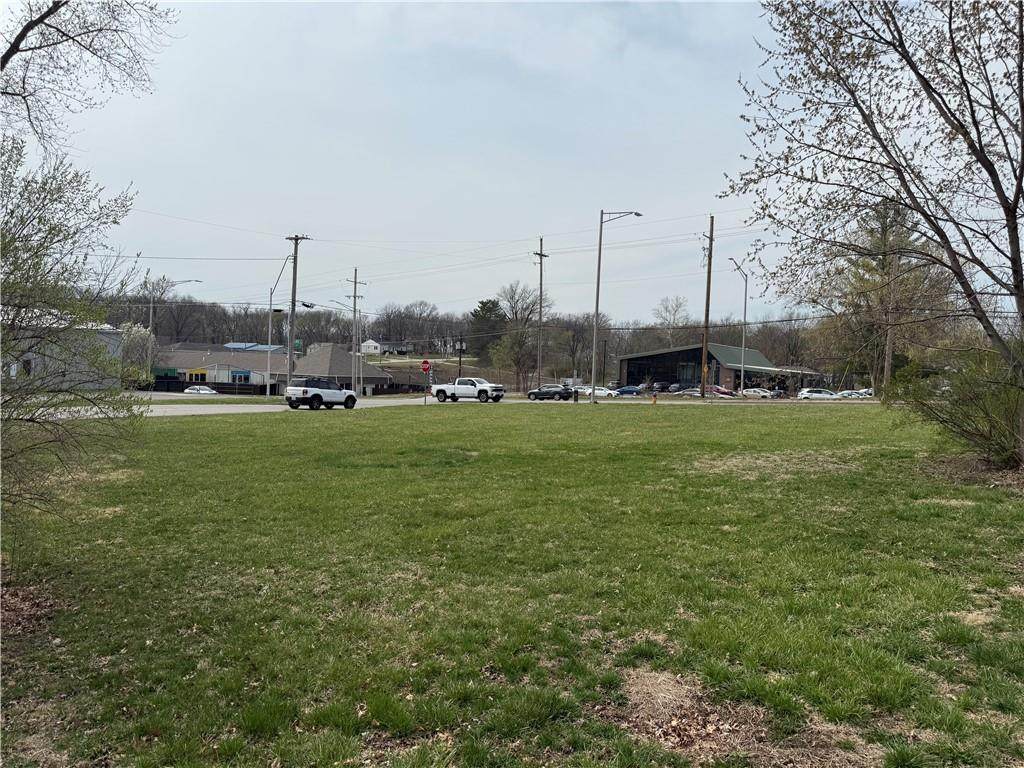 8701 Oak Trafficway - Photo 1