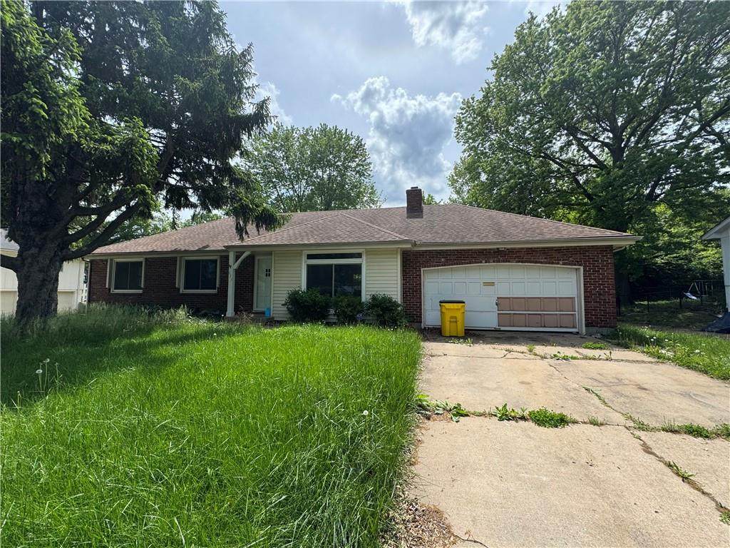 633 Leslie Drive - Photo 1