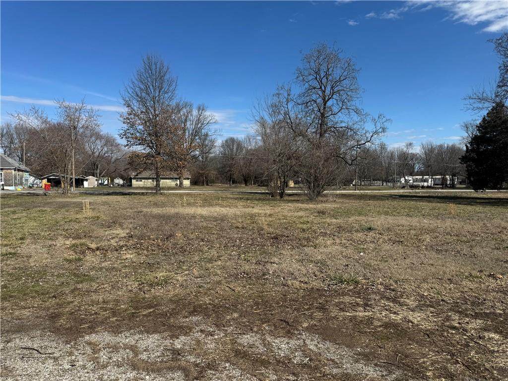 604,608,610,00 Main Street - Photo 1