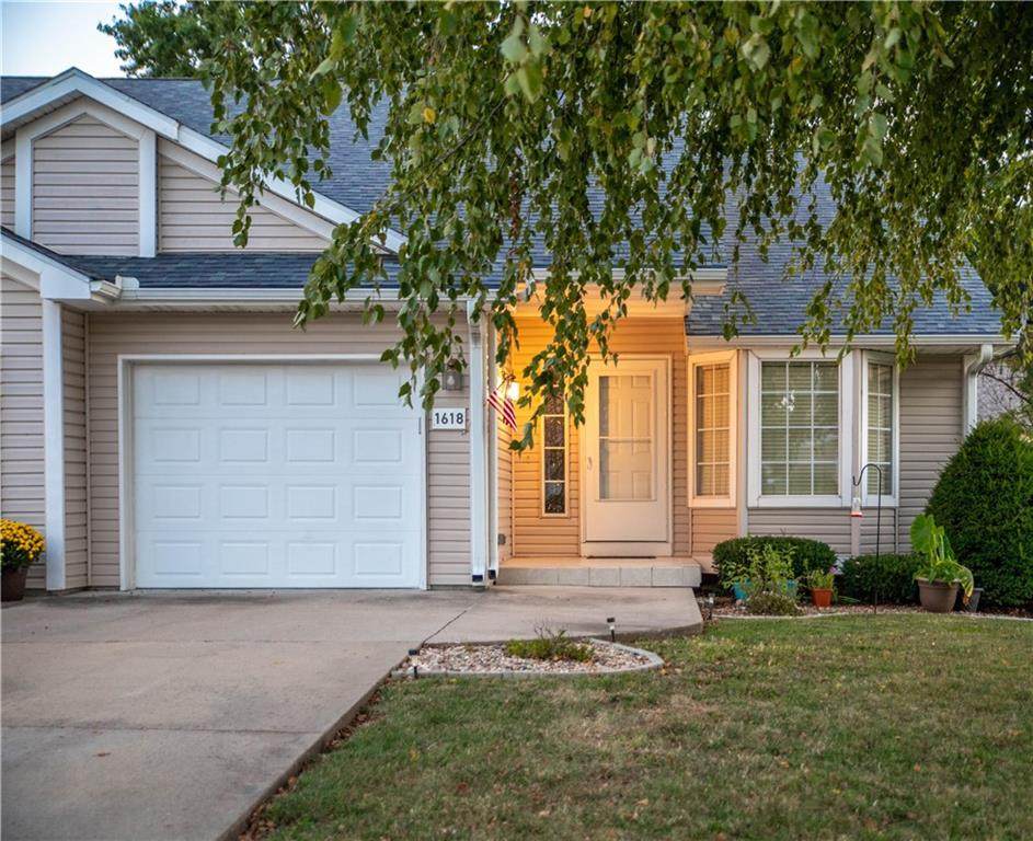 1618 The Oaks Street - Photo 1