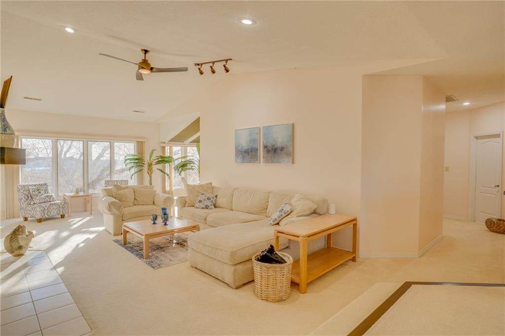 28 Center Court - Photo 1