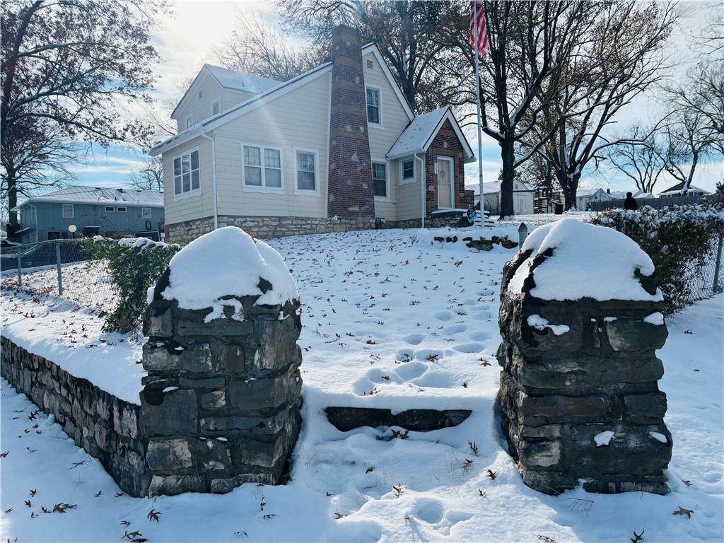 4925 Metropolitan Avenue - Photo 1