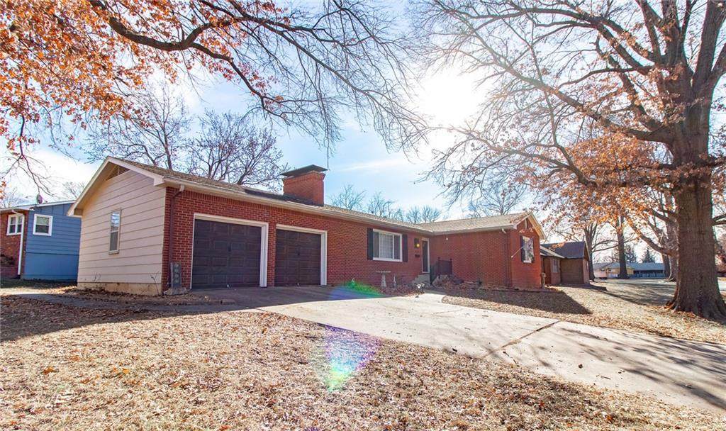 400 Hillcrest Drive - Photo 1