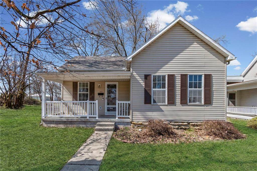 213 4TH Street - Photo 1