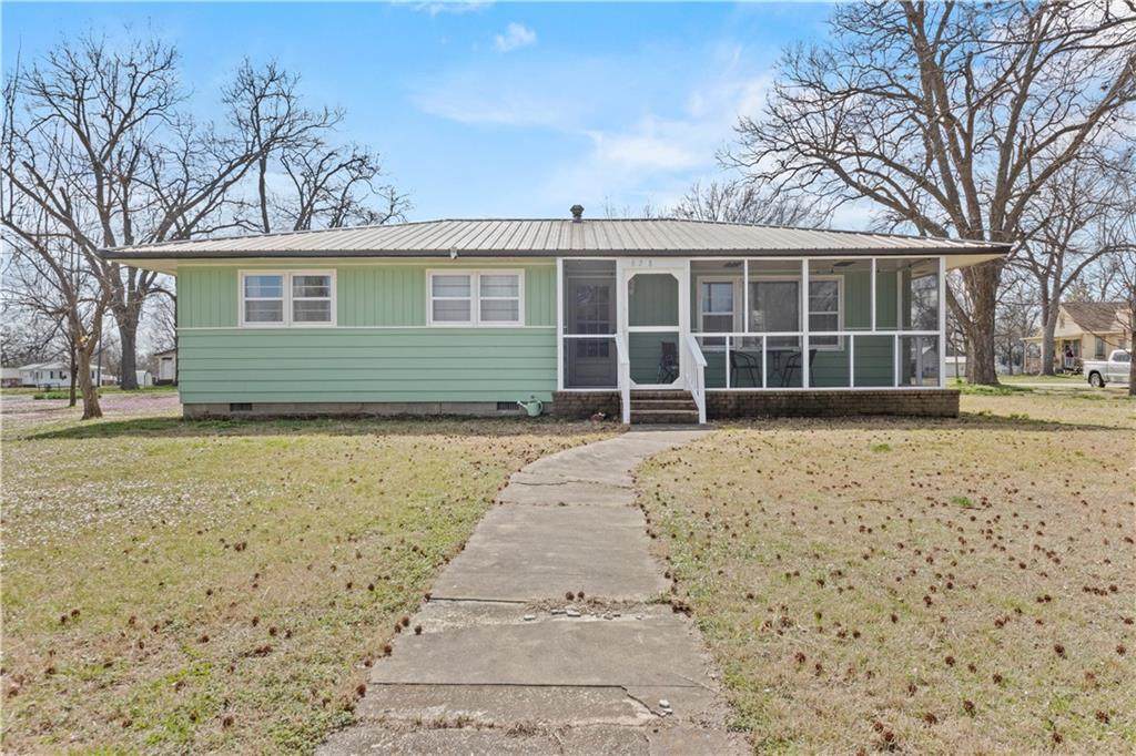 628 Maple Street - Photo 1