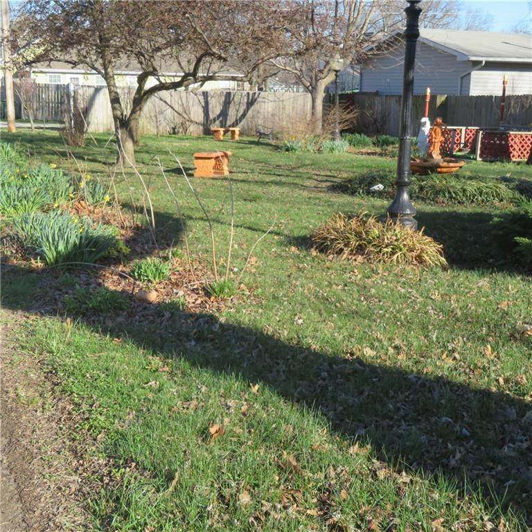 215 Cottonwood Street - Photo 1