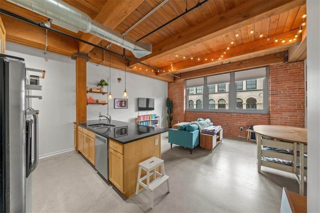 712 Broadway Boulevard - Photo 1
