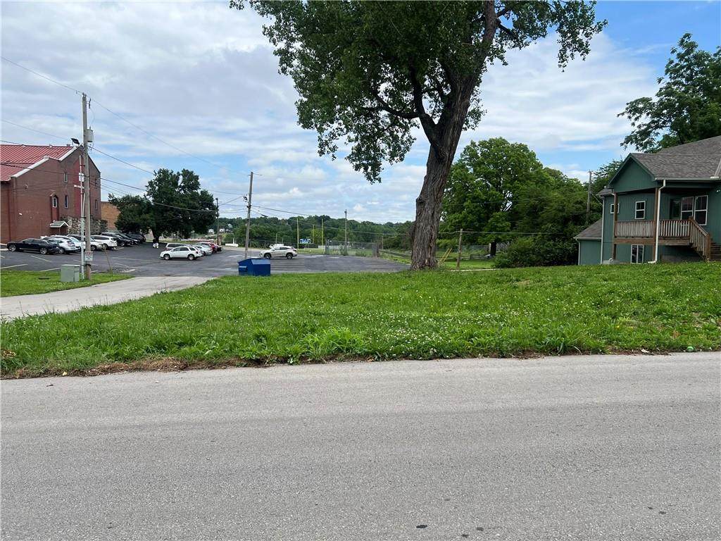 740 Everett Avenue - Photo 1