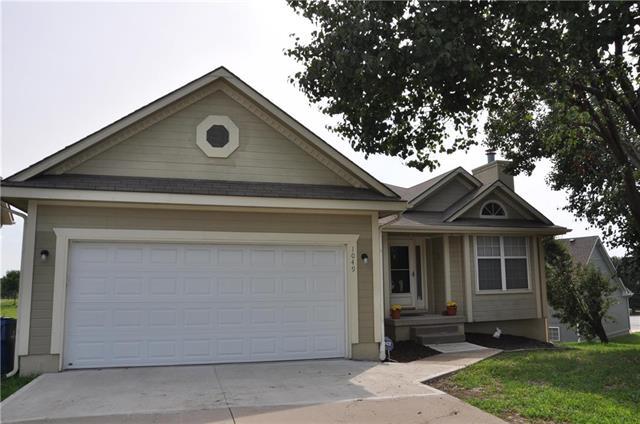 1049 Queens Circle - Photo 1