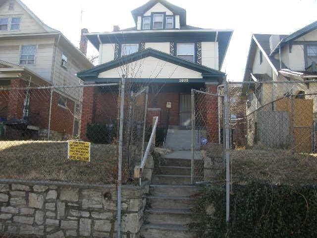 3205 32nd Street - Photo 1