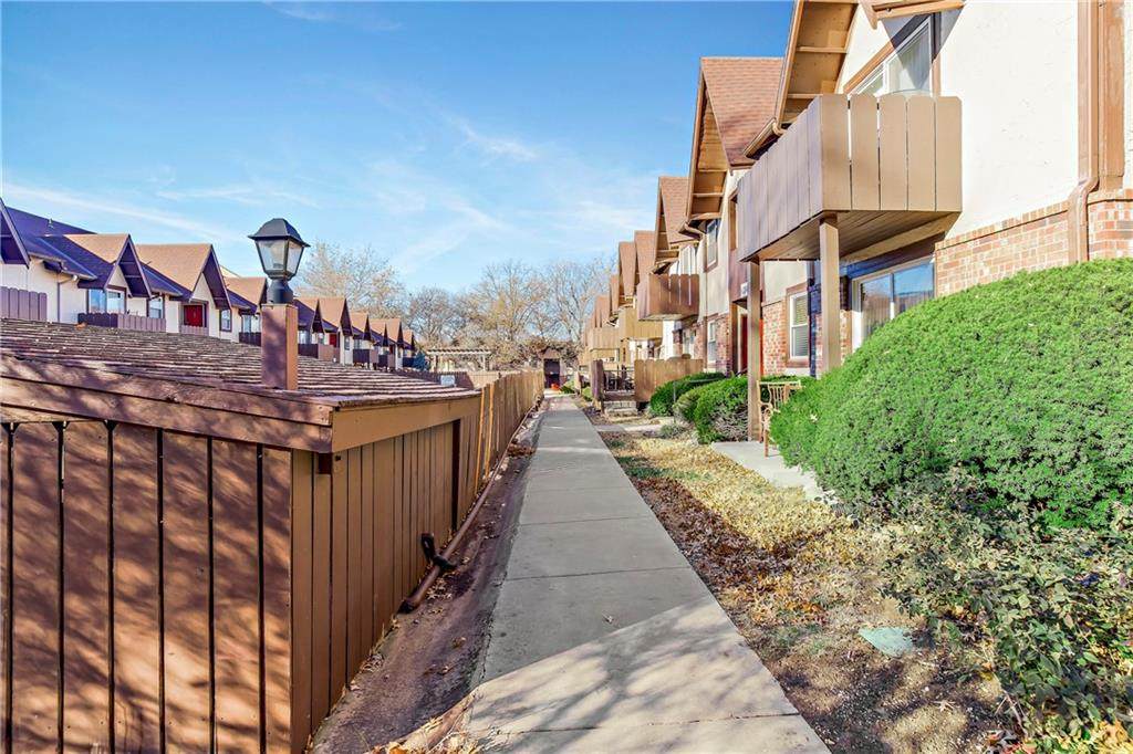 6204 Robinson Street - Photo 1