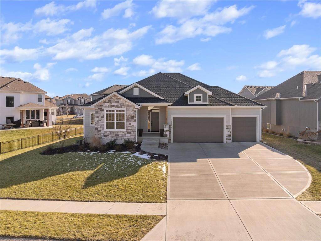 16203 165th Street - Photo 1