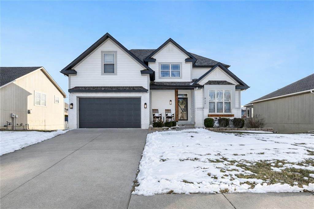 929 33rd Street - Photo 1