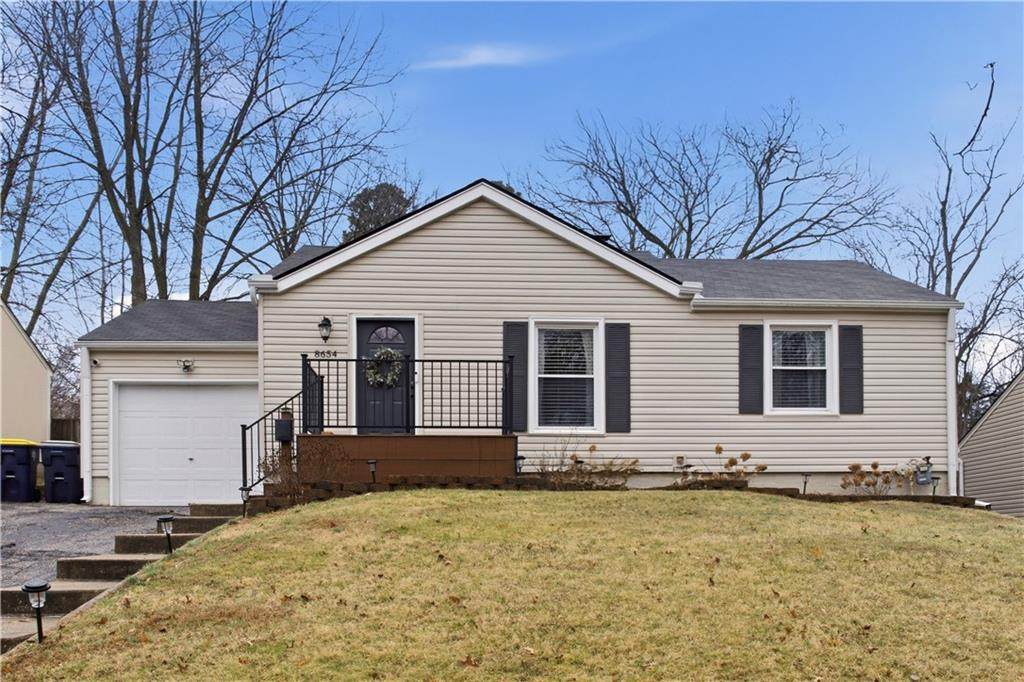 8654 Sleepy Hollow Road - Photo 1