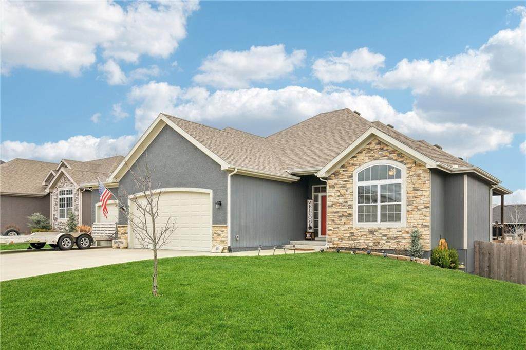 915 Oak Terrace - Photo 1