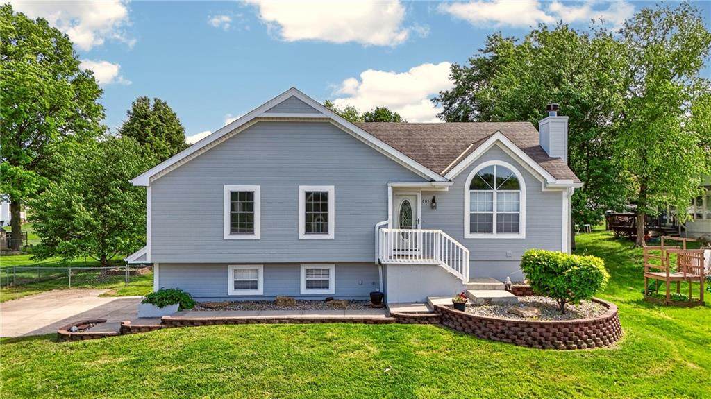 605 Oak Drive - Photo 1