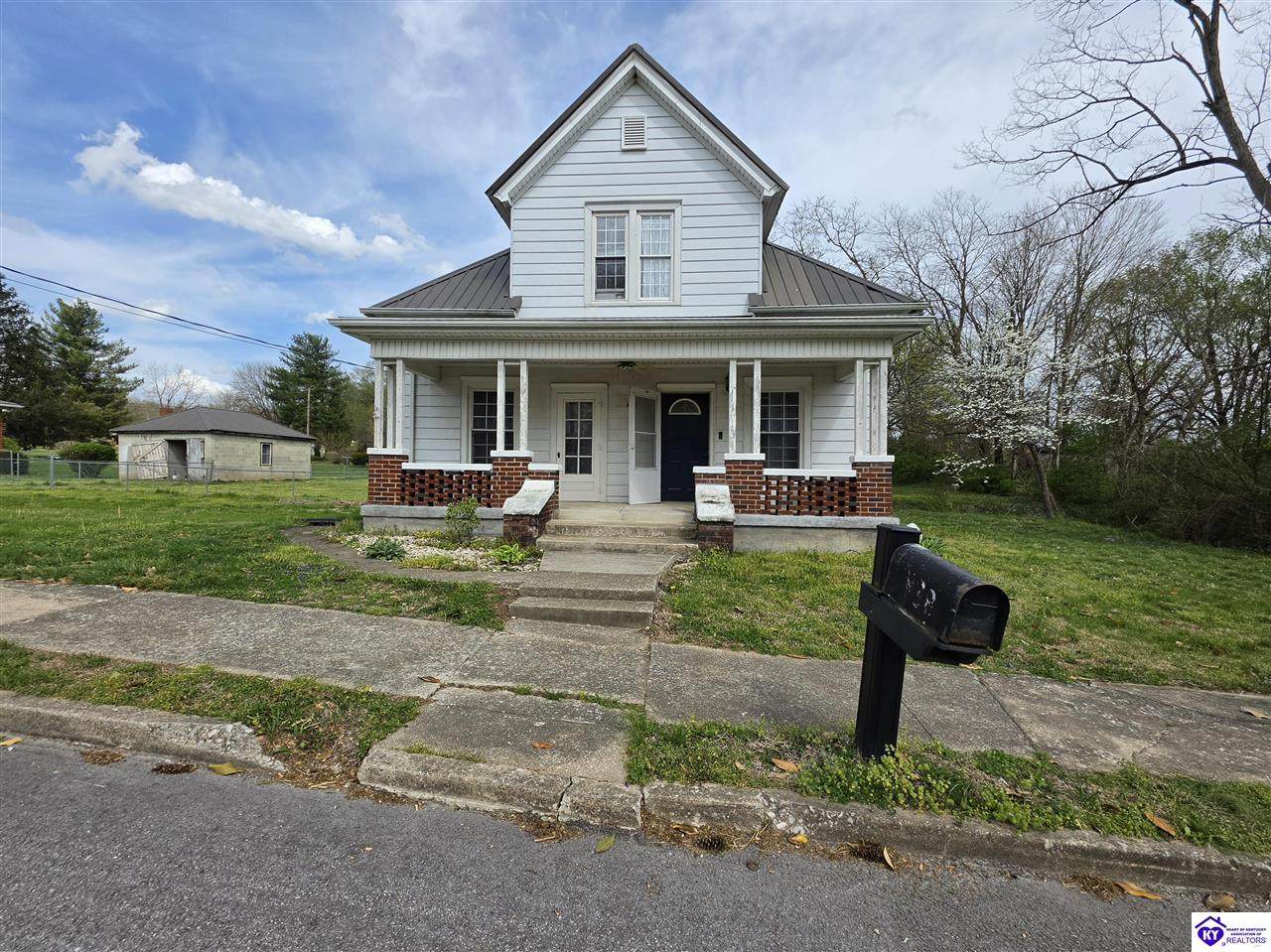 304 N Walnut - Photo 1