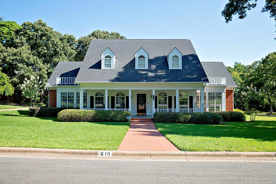 610 Country Club Circle - Photo 1