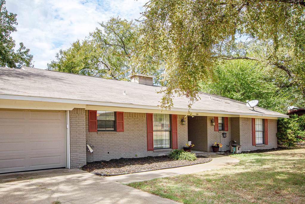 110 E Bayside Dr - Photo 1