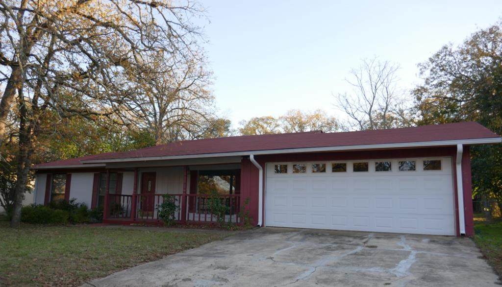511 Ravenwood Drive - Photo 1