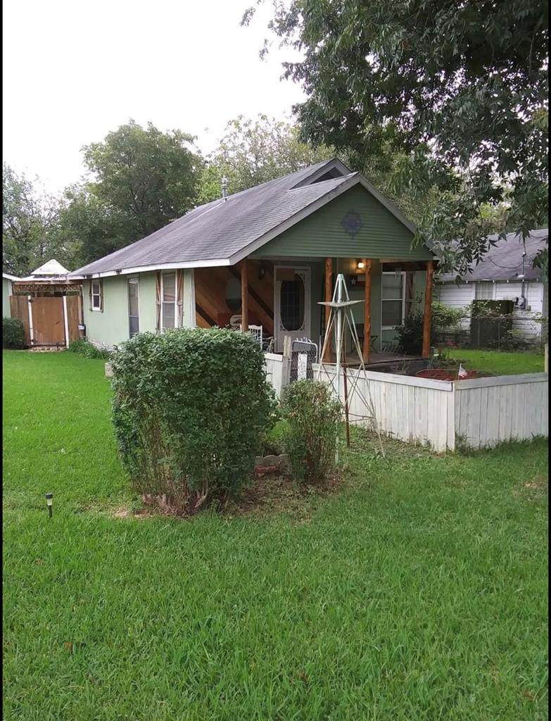 807 N Elm - Photo 1