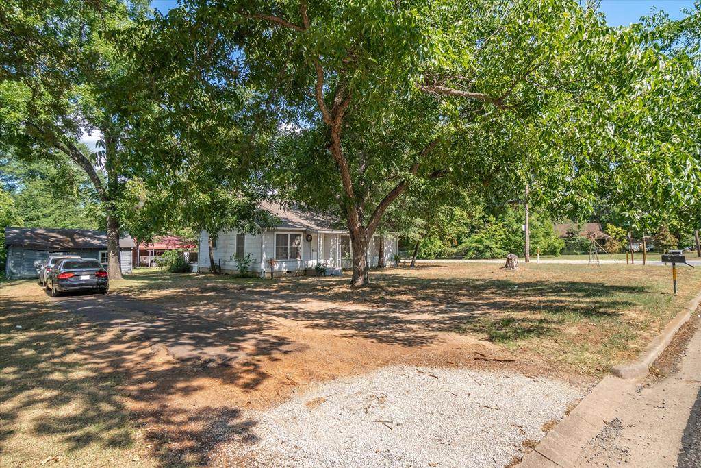 261 S Oak St - Photo 1