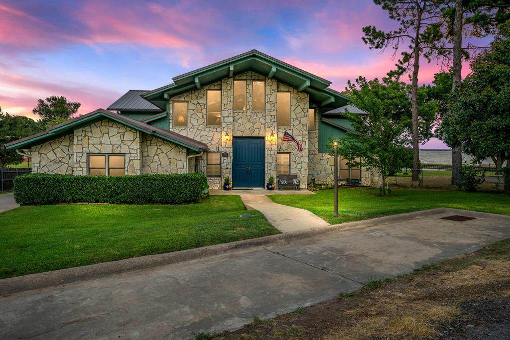 1035 Holiday Cir - Photo 1