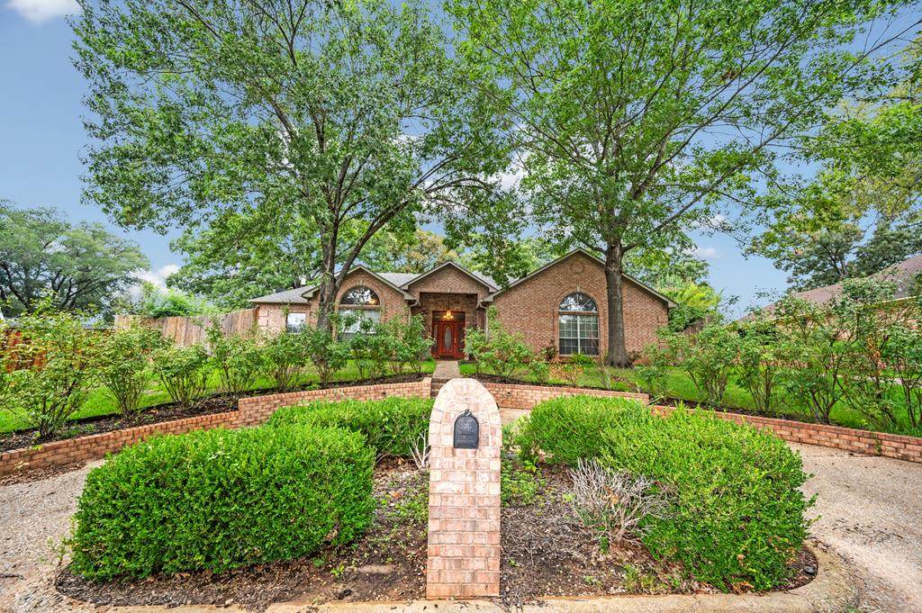 1118 Oval Dr - Photo 1