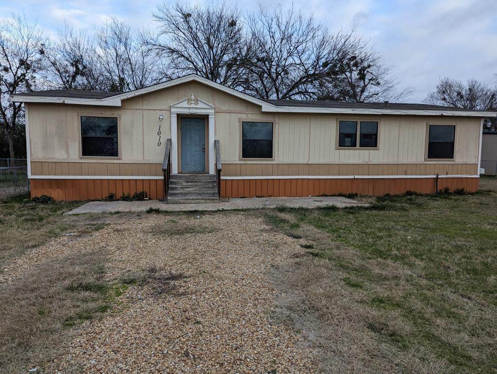 1010 Wilks Way - Photo 1