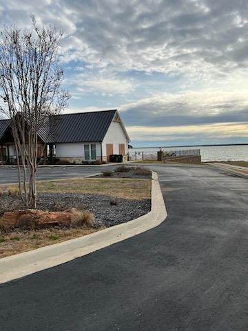 709 Clubview Dr - Photo 1