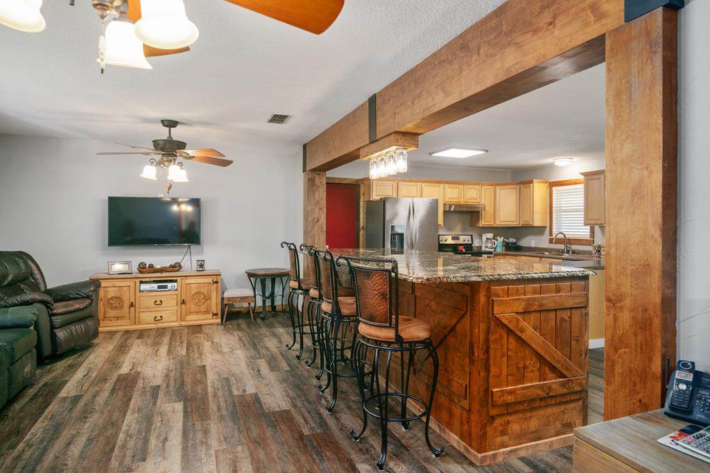 512 Hillcrest - Photo 1