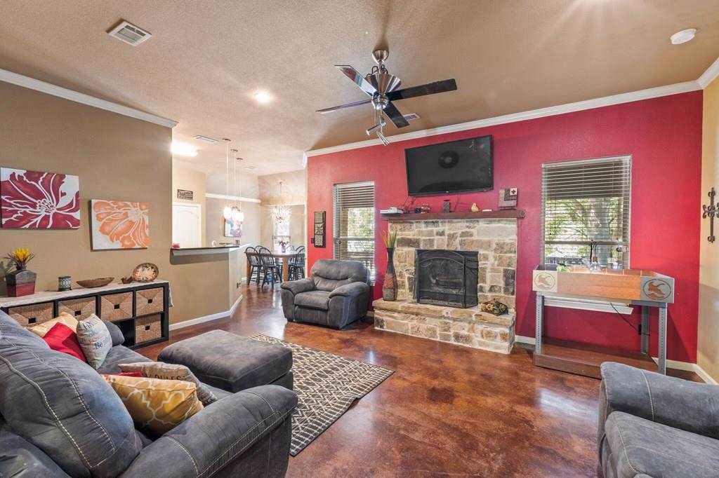 208 Lakeview Circle - Photo 1