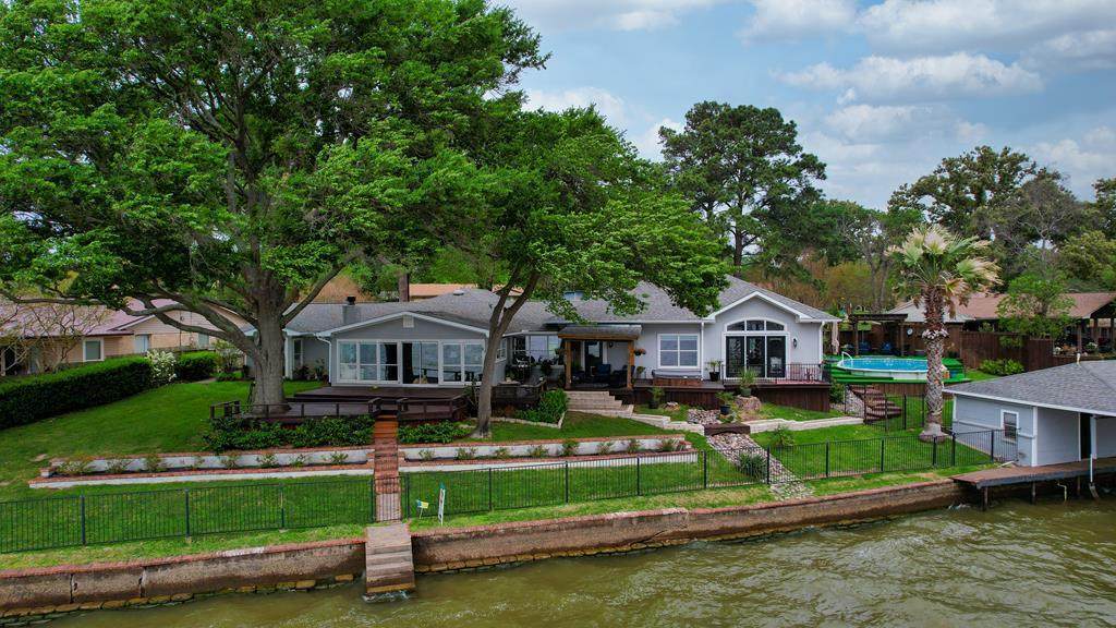 211 Lakefront Drive - Photo 1