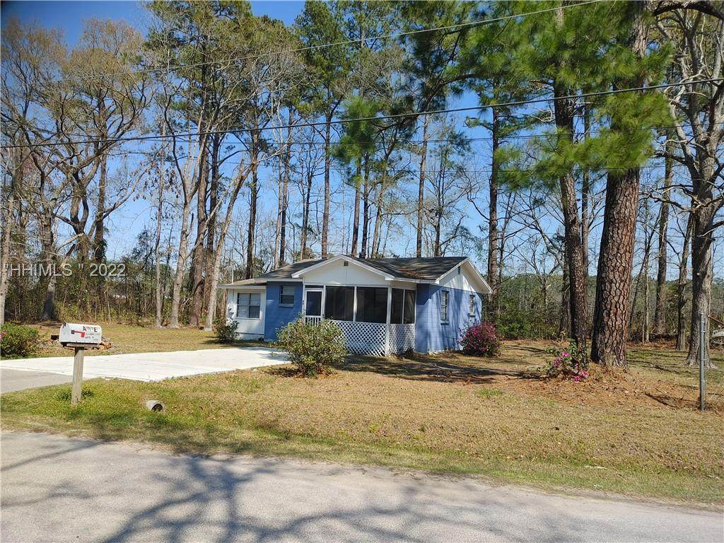 15 Village Circle - Photo 1