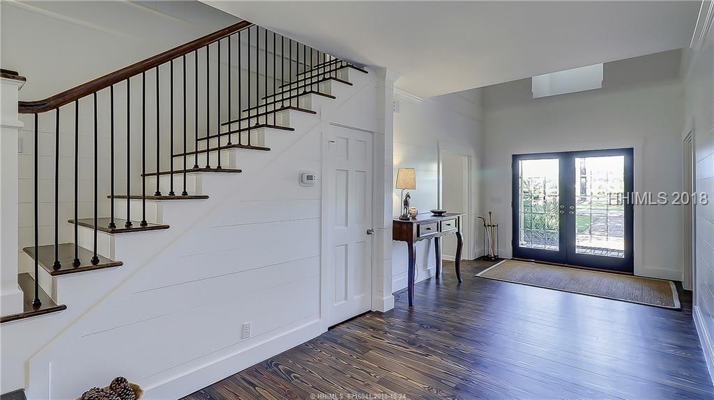 4 Queen Crescent - Photo 1