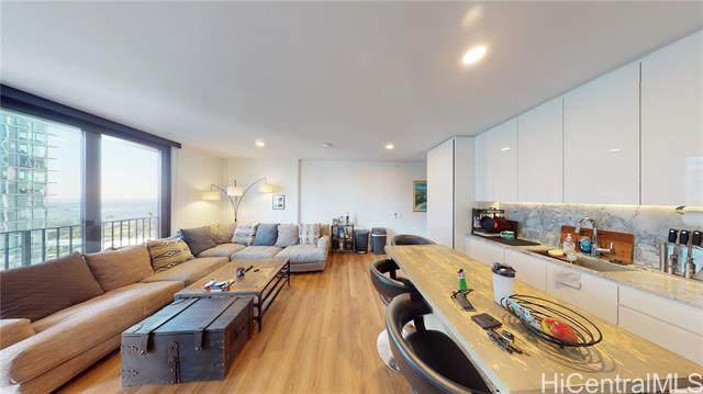 987 Queen Street - Photo 1