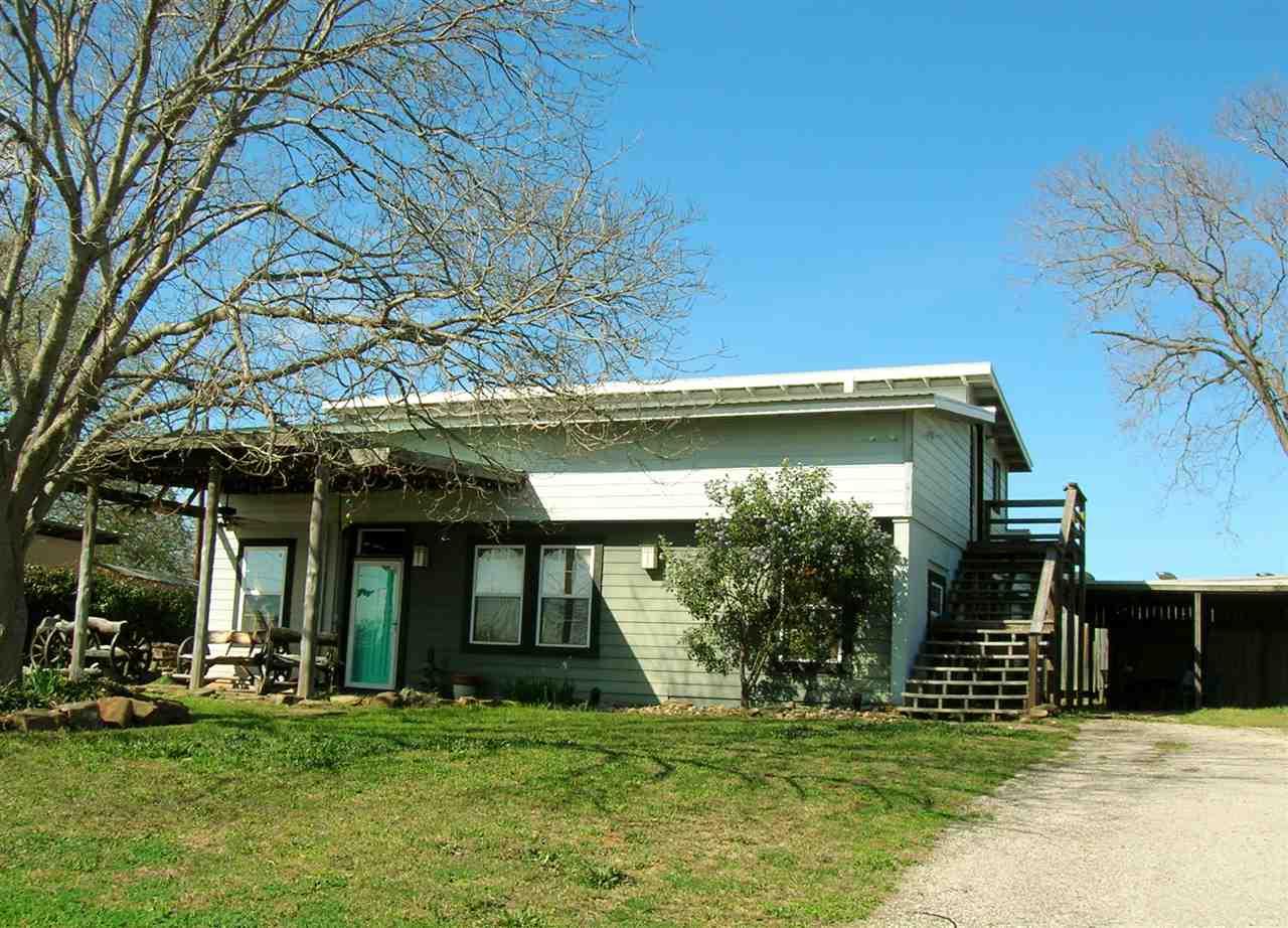 106 Hackberry - Photo 1