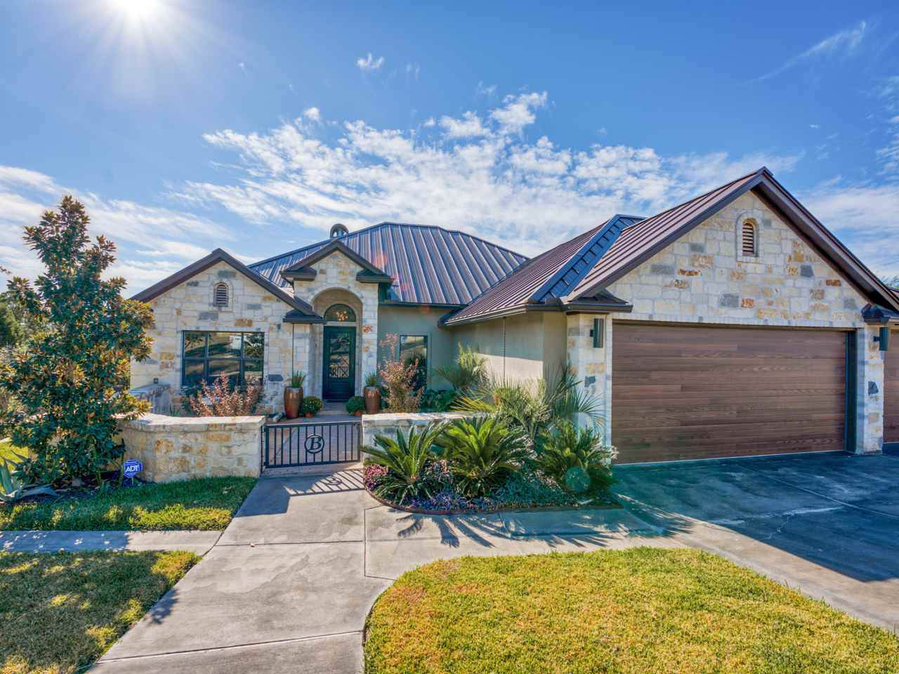 303 Emerald Way - Photo 1