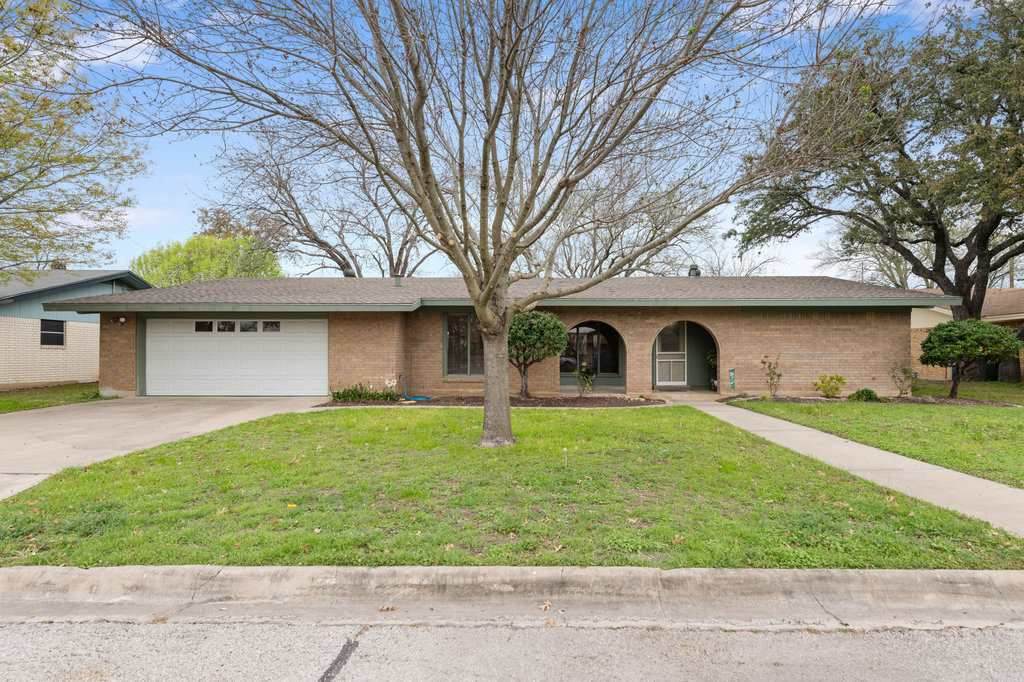 302 Evergreen Circle - Photo 1