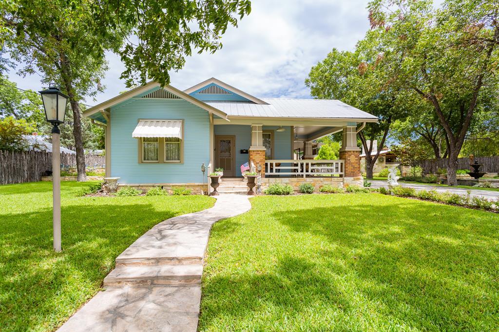 112 Travis St - Photo 1