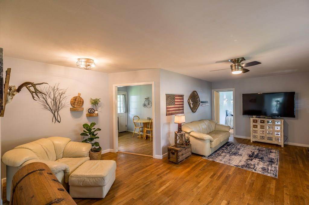 912 Apple St - Photo 1