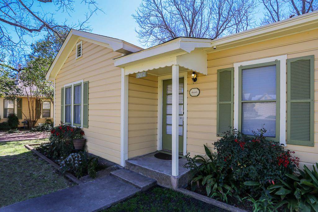 215 Travis St - Photo 1