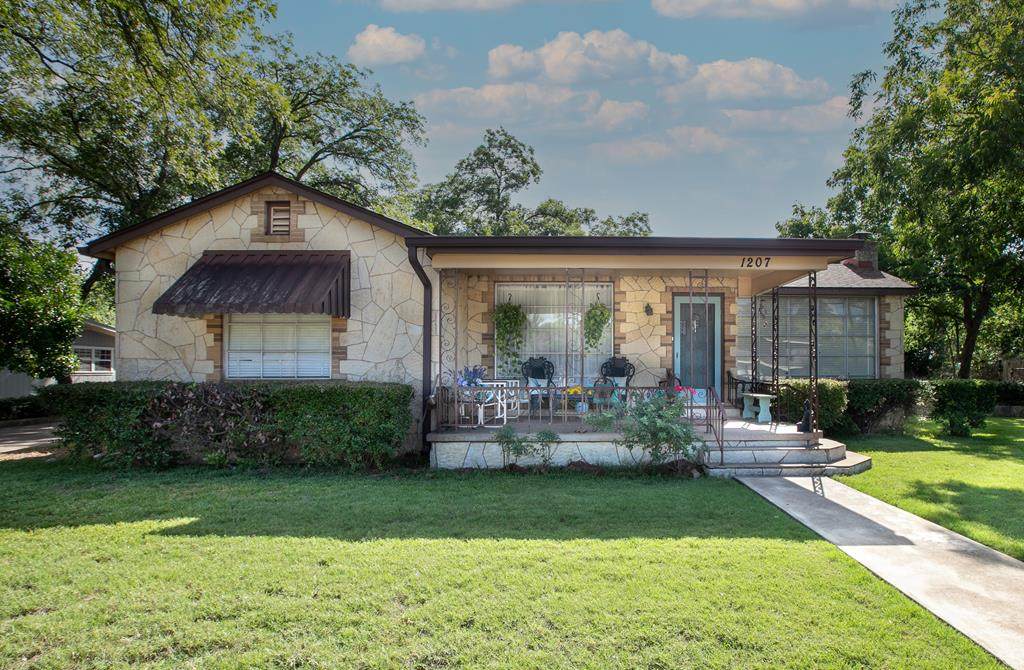 1207 Main St - Photo 1