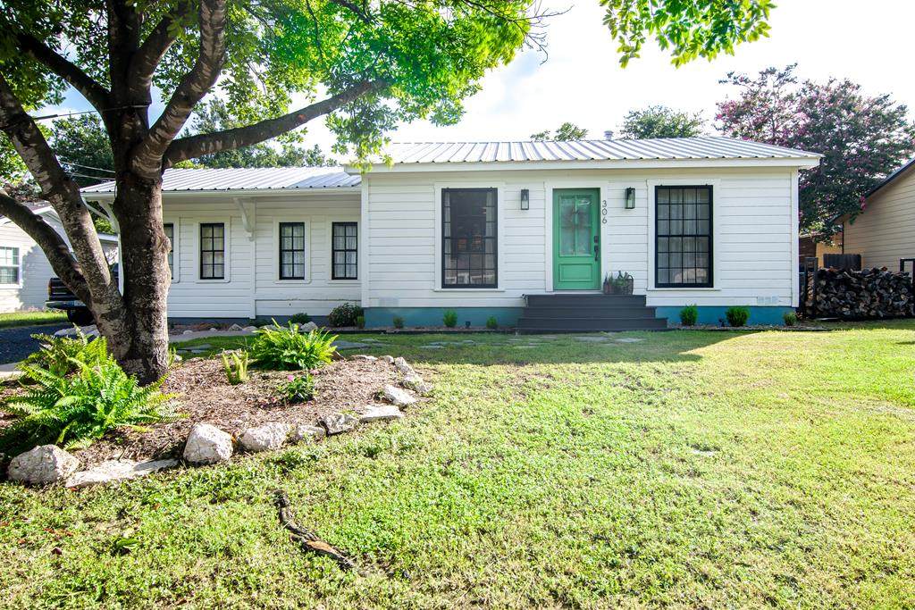 306 Hackberry - Photo 1