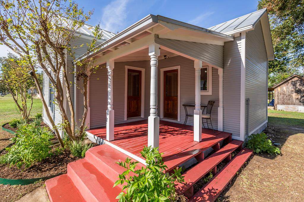 210 Hackberry - Photo 1