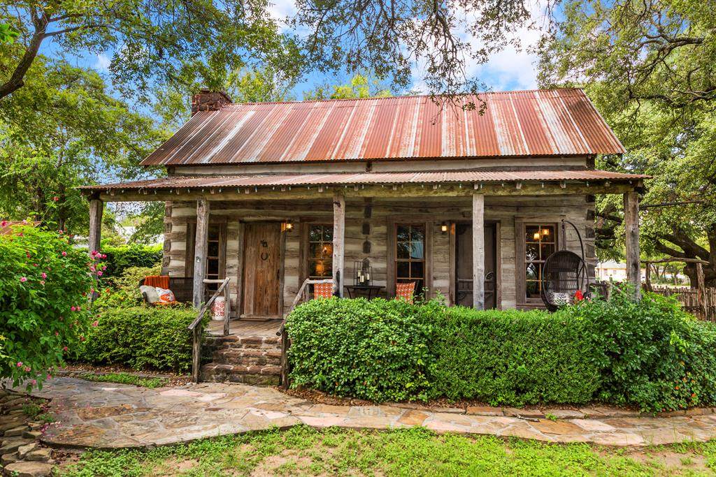 409 Travis St - Photo 1