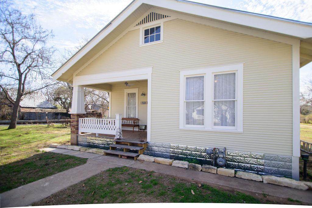 601 Peach St - Photo 1
