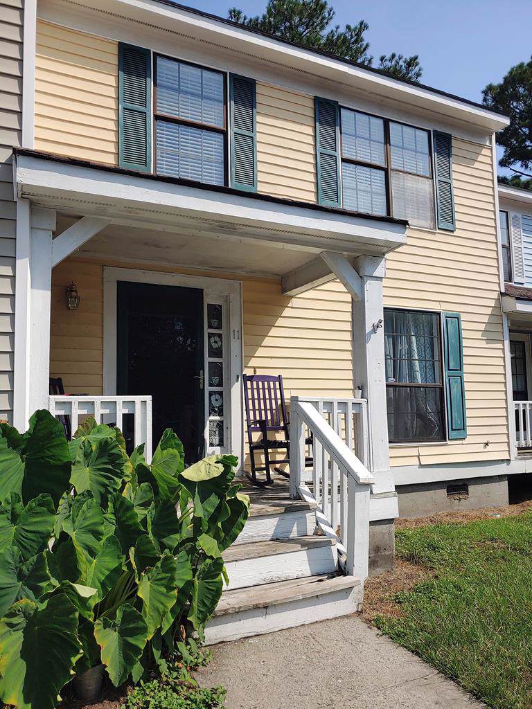 912 Pineland Avenue - Photo 1
