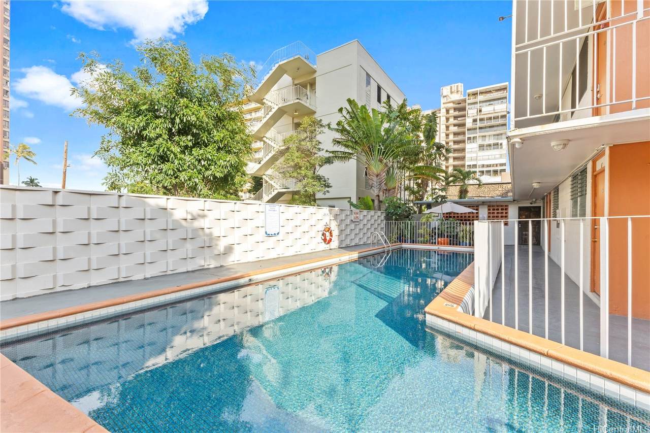 236 Liliuokalani Avenue - Photo 1
