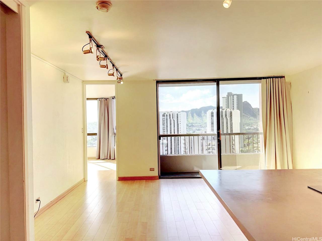 320 Liliuokalani Avenue - Photo 1